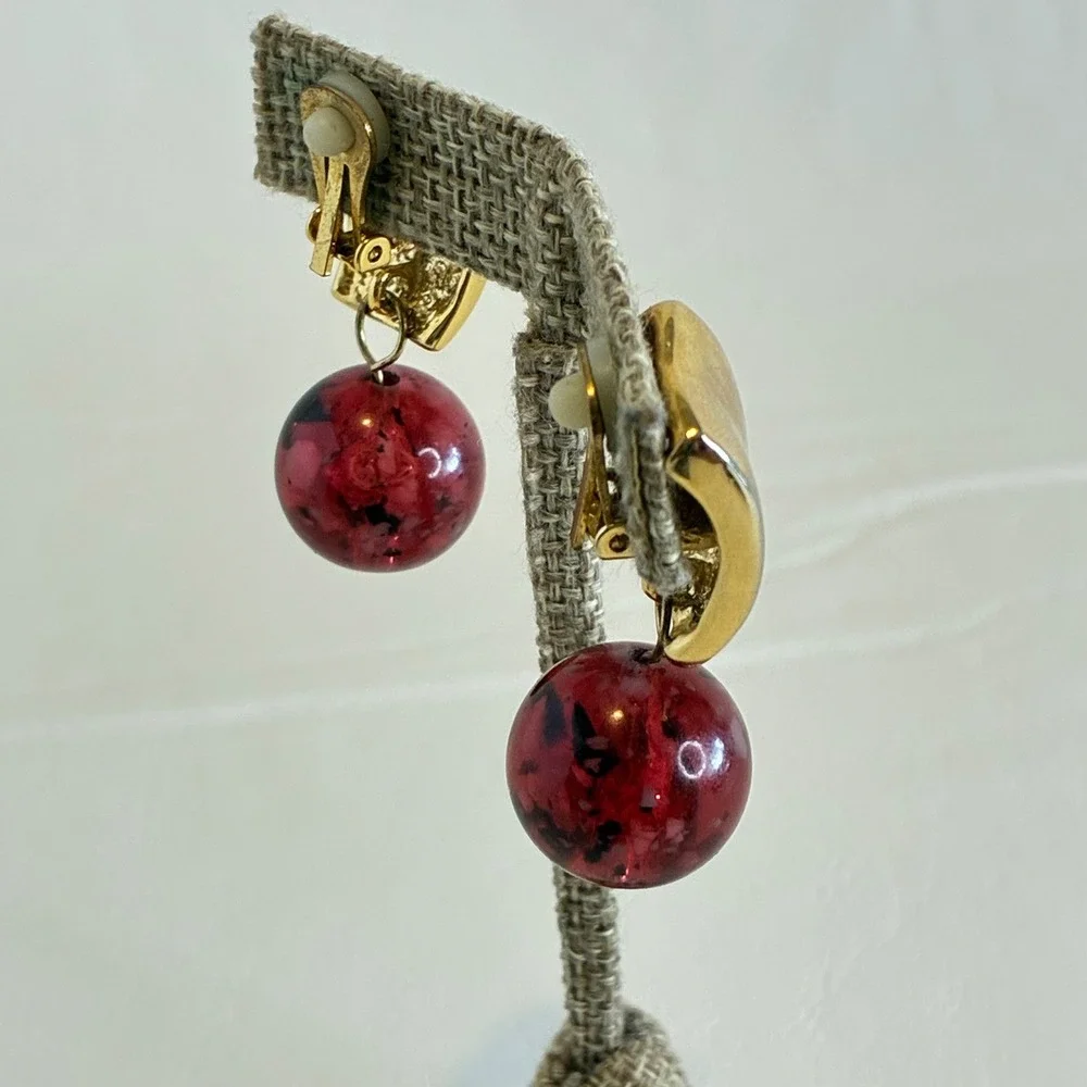 Vintage Gold Tone Clip‎ On Earrings Marble Red Confetti Lucite Bead Geometric